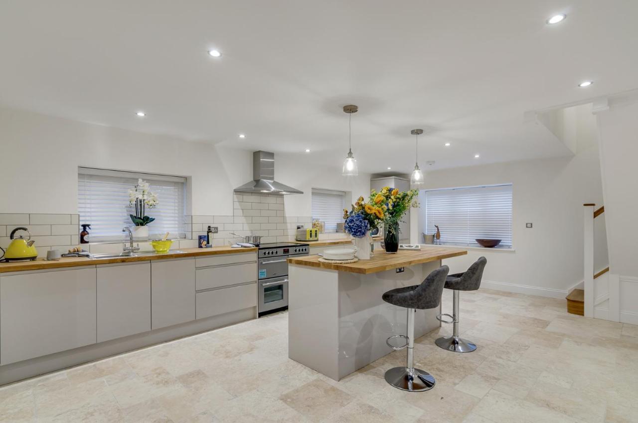 Spacious 6-Bed Home, Near The Norfolk Broads Clippesby Bagian luar foto