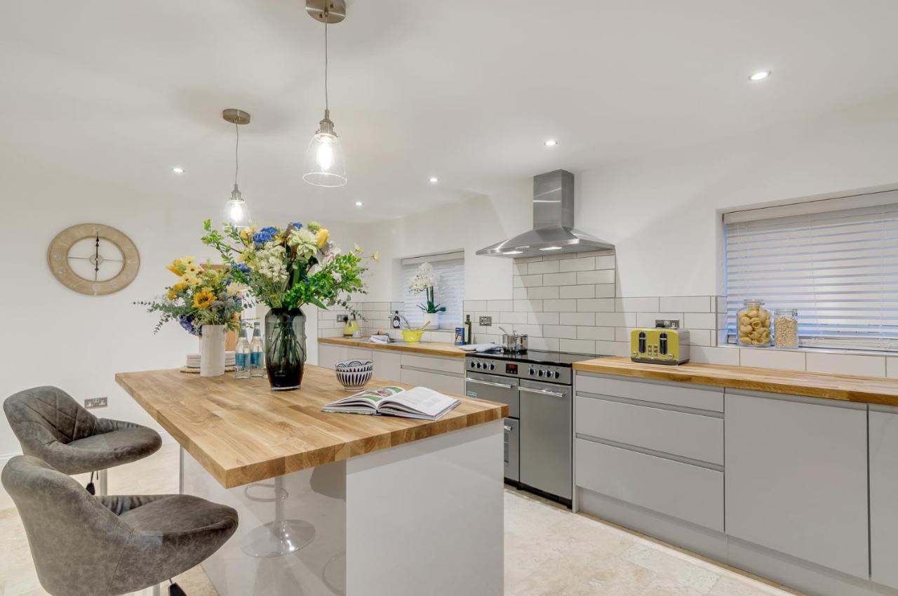Spacious 6-Bed Home, Near The Norfolk Broads Clippesby Bagian luar foto