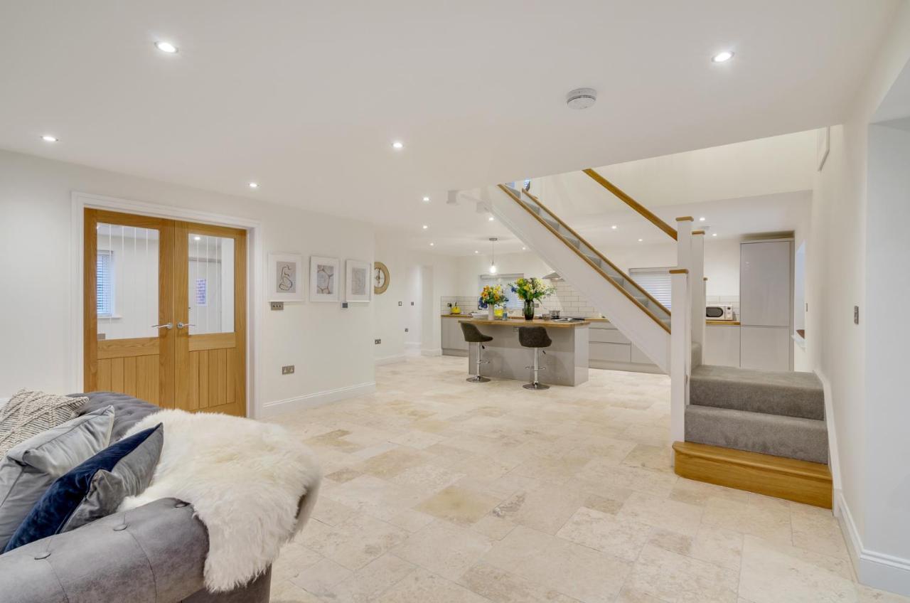 Spacious 6-Bed Home, Near The Norfolk Broads Clippesby Bagian luar foto