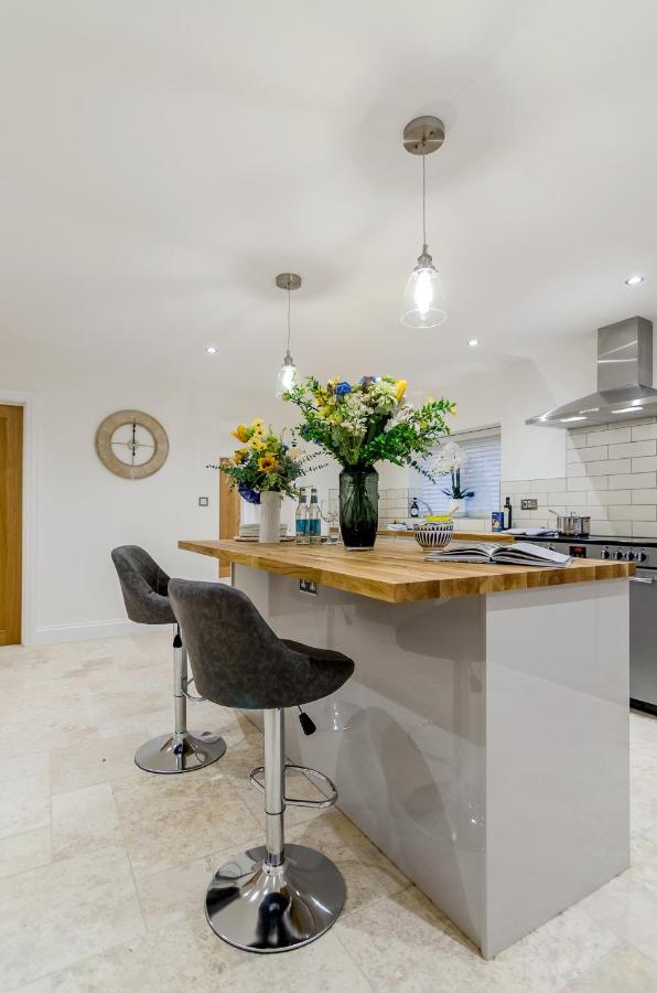Spacious 6-Bed Home, Near The Norfolk Broads Clippesby Bagian luar foto