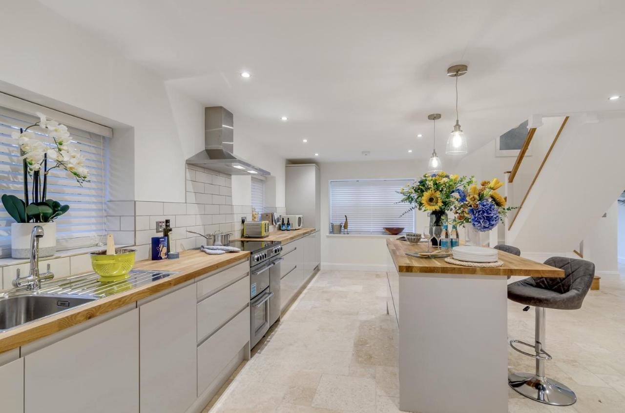 Spacious 6-Bed Home, Near The Norfolk Broads Clippesby Bagian luar foto
