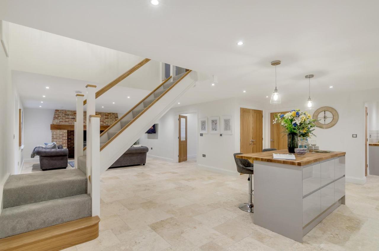 Spacious 6-Bed Home, Near The Norfolk Broads Clippesby Bagian luar foto