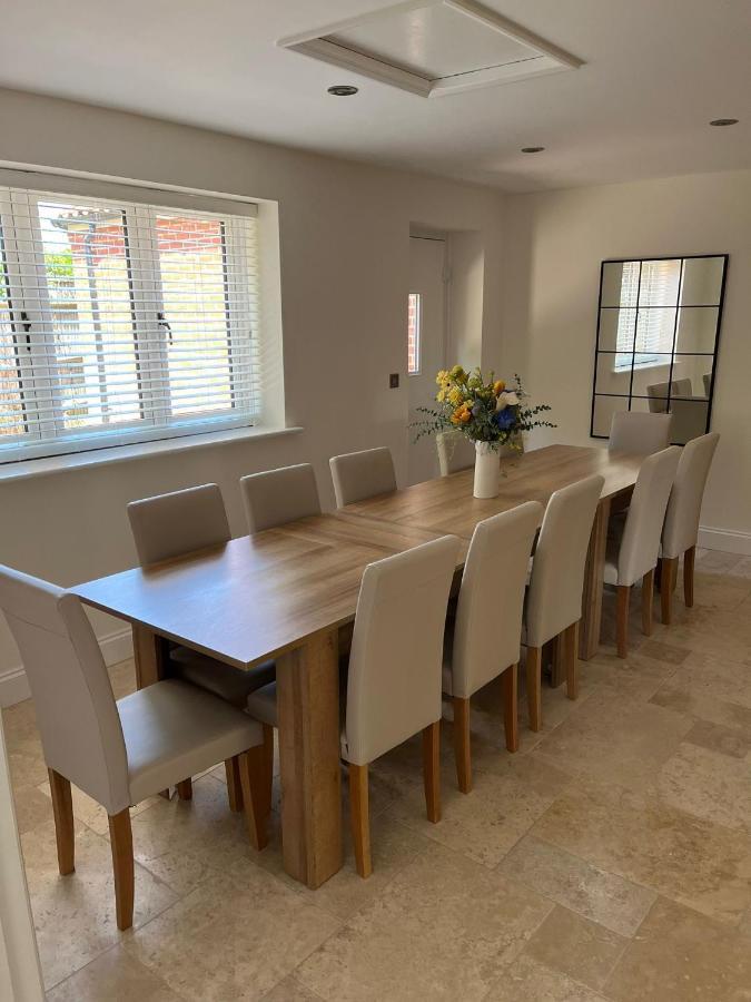 Spacious 6-Bed Home, Near The Norfolk Broads Clippesby Bagian luar foto