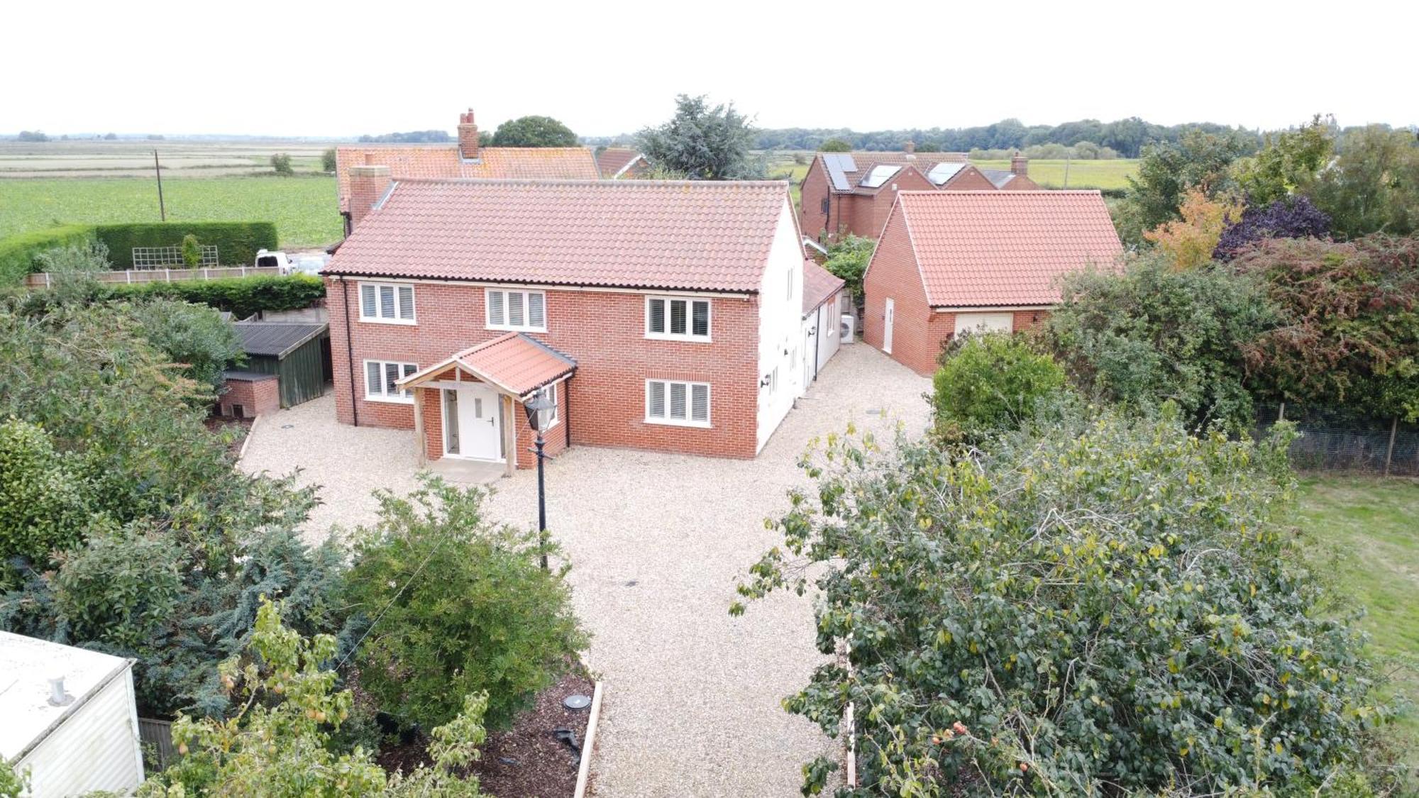 Spacious 6-Bed Home, Near The Norfolk Broads Clippesby Bagian luar foto