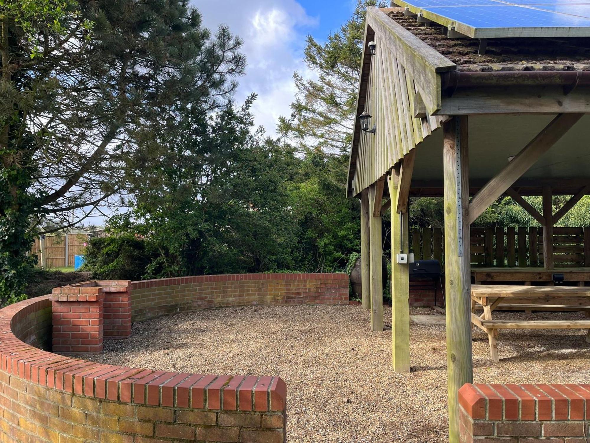 Spacious 6-Bed Home, Near The Norfolk Broads Clippesby Bagian luar foto